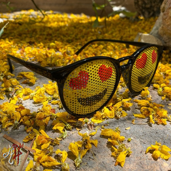 Accessories - Heart eye emoji sunglasses 😍